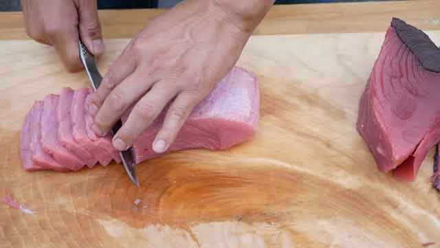 新鮮マグロで、マグロ丼・マグロのステーキ