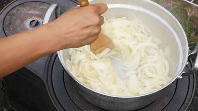 薪ストーブでお肉ゴロゴロチキンカレー