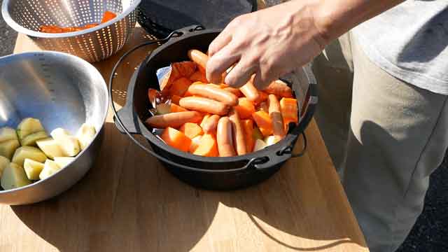 薪ストーブとダッチオーブンで野菜の