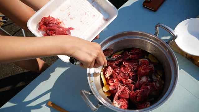 薪ストーブで簡単で美味しい！牛肉切落しで大和煮！