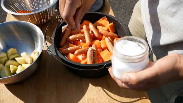 薪ストーブとダッチオーブンで野菜の