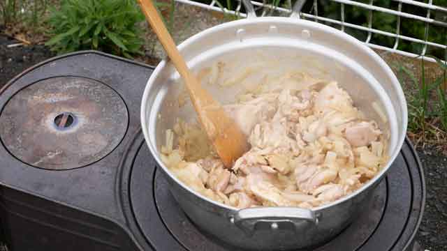 薪ストーブでお肉ゴロゴロチキンカレー