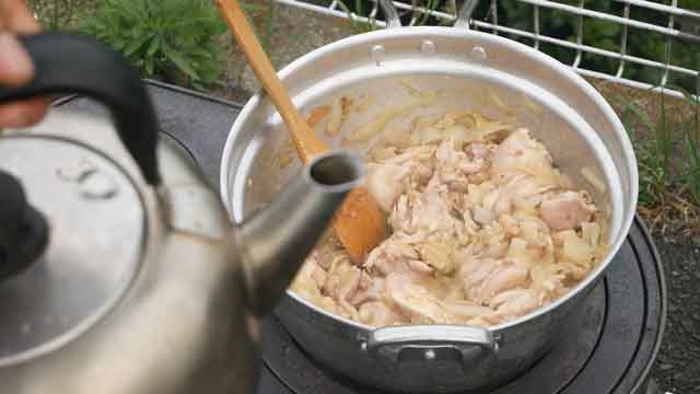 薪ストーブでお肉ゴロゴロチキンカレー