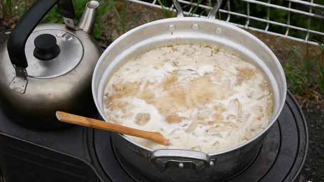 薪ストーブでお肉ゴロゴロチキンカレー