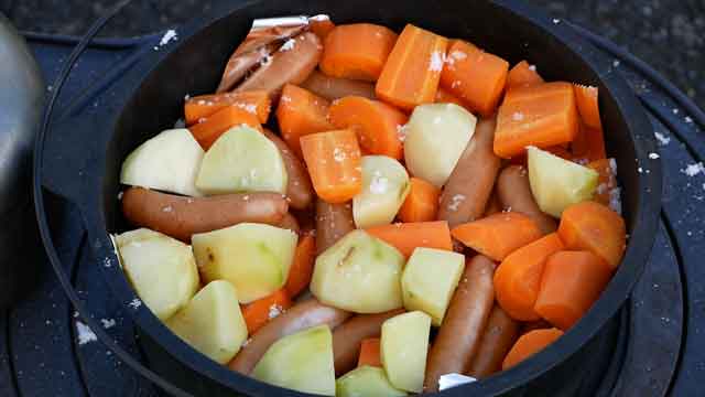 薪ストーブとダッチオーブンで野菜のロースト