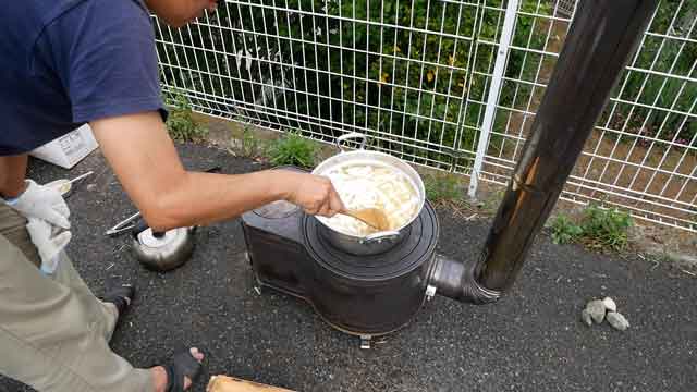 薪ストーブでお肉ゴロゴロチキンカレー