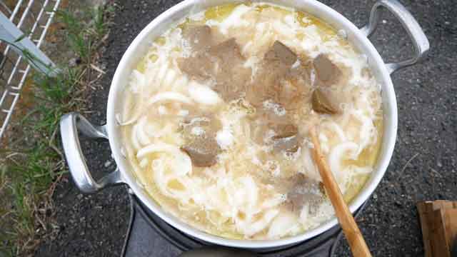 薪ストーブでお肉ゴロゴロチキンカレー