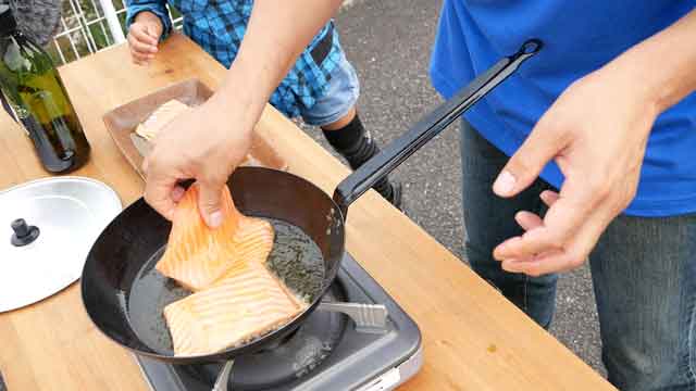 コストコのサーモンで、サーモン丼とサーモンステーキ