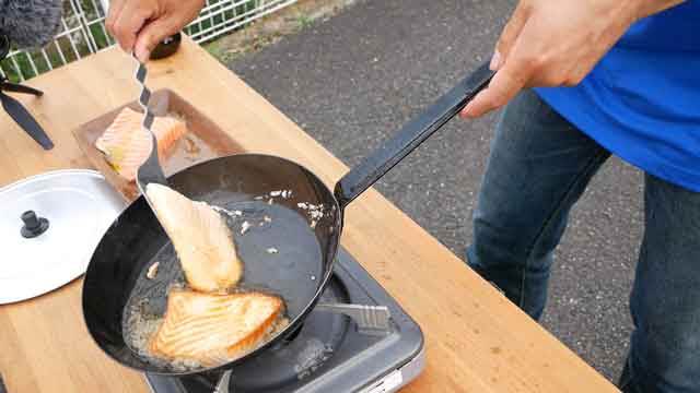 コストコのサーモンで、サーモン丼とサーモンステーキ