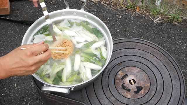 薪ストーブでワラサのアラ汁