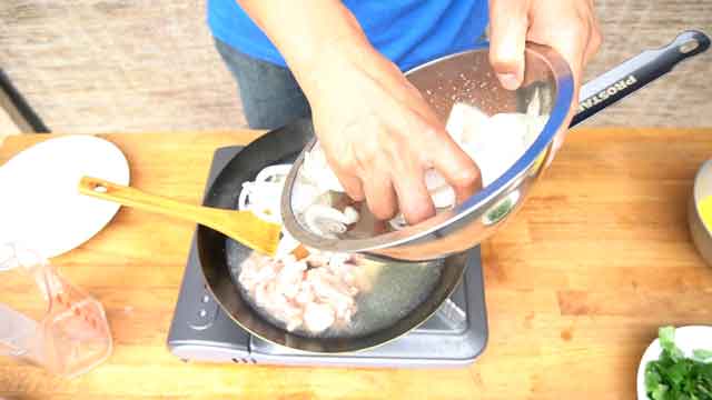 鉄フライパンで簡単親子丼