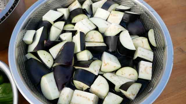 鉄フライパンで簡単、夏野菜チキンカレー