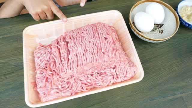 美味さ炸裂、甘酢あんかけの肉だんご