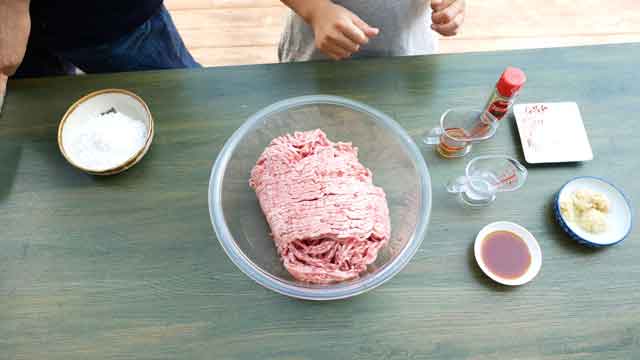 美味さ炸裂、甘酢あんかけの肉だんご