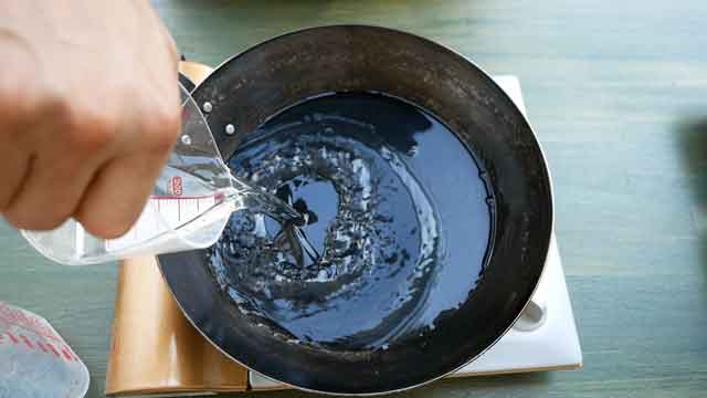 鉄フライパンと鶏もも挽き肉で、簡単鶏そぼろ丼