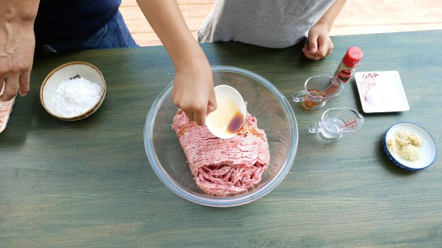 美味さ炸裂、甘酢あんかけの肉だんご