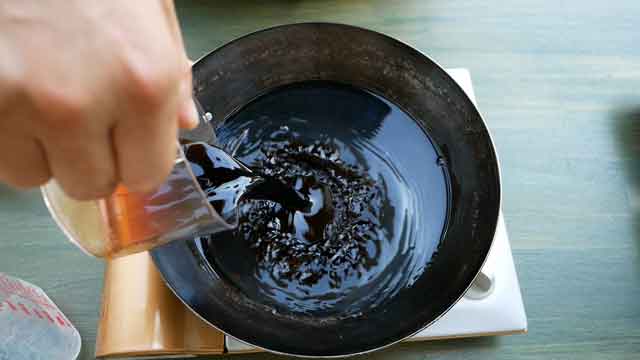 鉄フライパンと鶏もも挽き肉で、簡単鶏そぼろ丼