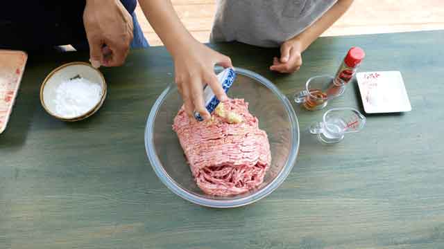 美味さ炸裂、甘酢あんかけの肉だんご