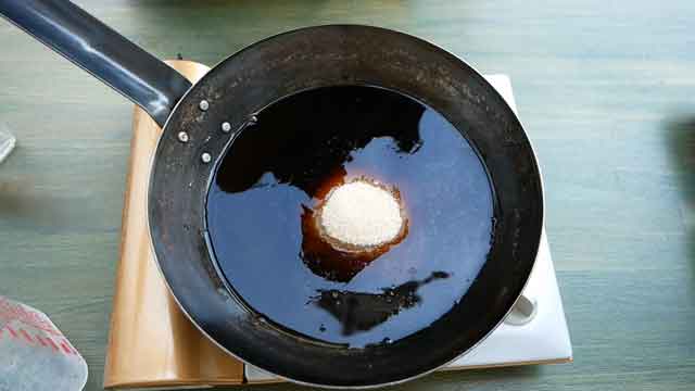 鉄フライパンと鶏もも挽き肉で、簡単鶏そぼろ丼