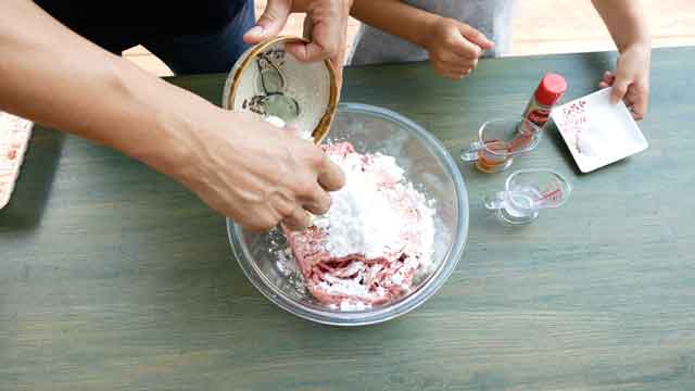 美味さ炸裂、甘酢あんかけの肉だんご