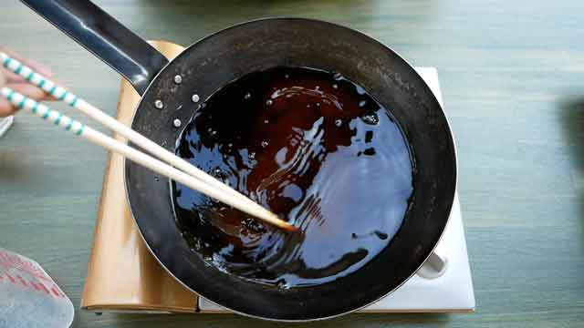 鉄フライパンと鶏もも挽き肉で、簡単鶏そぼろ丼