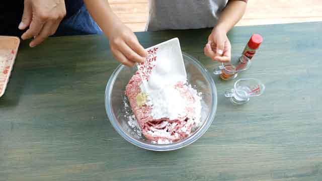 美味さ炸裂、甘酢あんかけの肉だんご