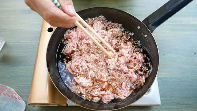 鉄フライパンと鶏もも挽き肉で、簡単鶏そぼろ丼