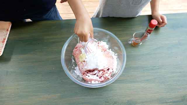 美味さ炸裂、甘酢あんかけの肉だんご