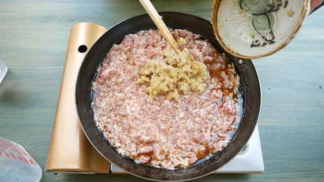 鉄フライパンと鶏もも挽き肉で、簡単鶏そぼろ丼