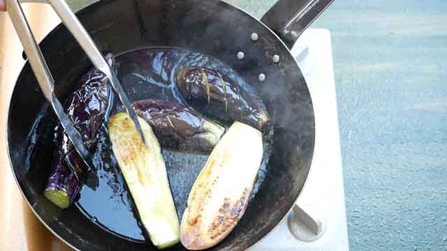 鉄フライパンでニンニクがガツンと効いた、ひき肉ナスカレー！