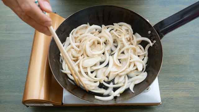 鉄フライパンで、簡単、父ちゃんの牛丼