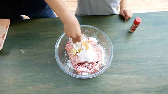 美味さ炸裂、甘酢あんかけの肉だんご