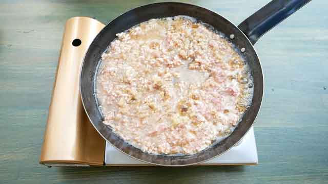 鉄フライパンと鶏もも挽き肉で、簡単鶏そぼろ丼