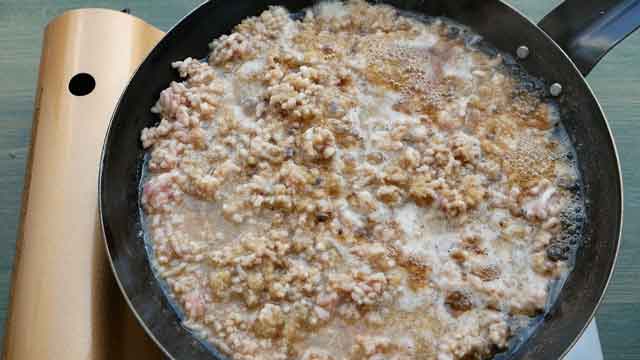 鉄フライパンと鶏もも挽き肉で、簡単鶏そぼろ丼