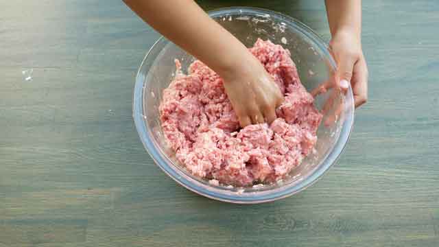 美味さ炸裂、甘酢あんかけの肉だんご