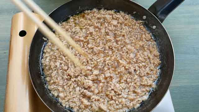 鉄フライパンと鶏もも挽き肉で、簡単鶏そぼろ丼