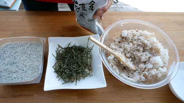 土鍋のふっくらご飯で、しらすっタップリしらす丼！