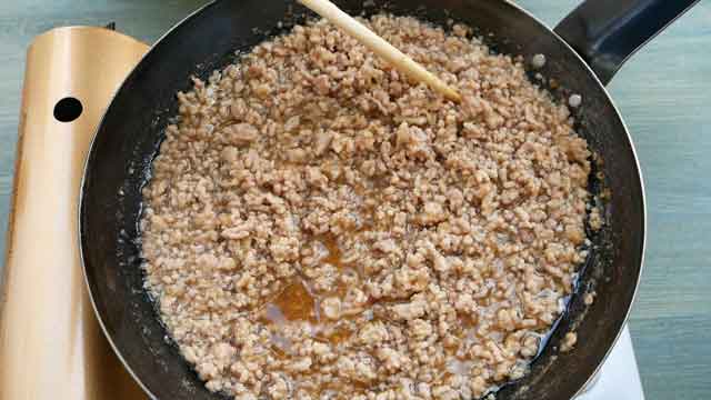 鉄フライパンと鶏もも挽き肉で、簡単鶏そぼろ丼