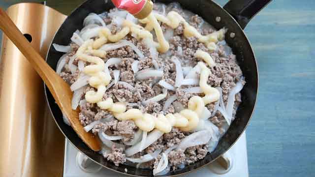 鉄フライパンでニンニクがガツンと効いた、ひき肉ナスカレー！