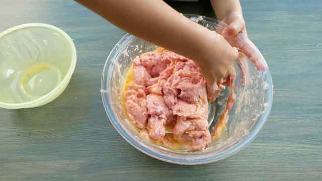 美味さ炸裂、甘酢あんかけの肉だんご