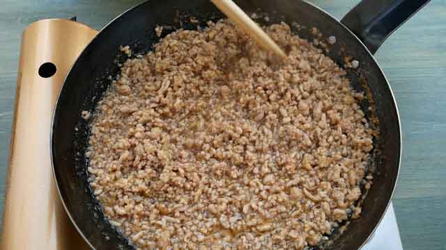 鉄フライパンと鶏もも挽き肉で、簡単鶏そぼろ丼