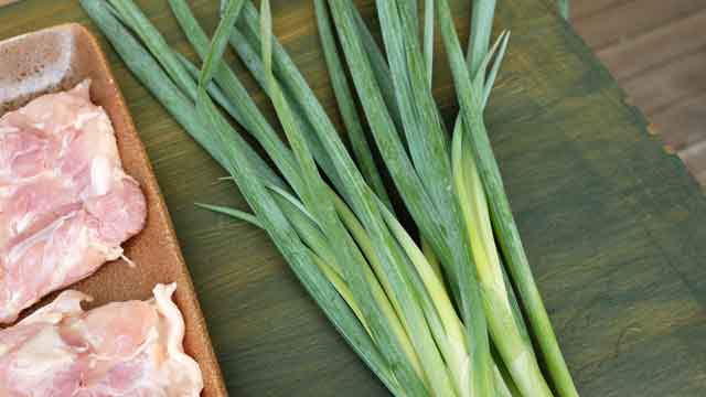 しみる旨味、九条ねぎと鶏もも肉の鶏ねぎ鍋