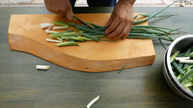 しみる旨味、九条ねぎと鶏もも肉の鶏ねぎ鍋