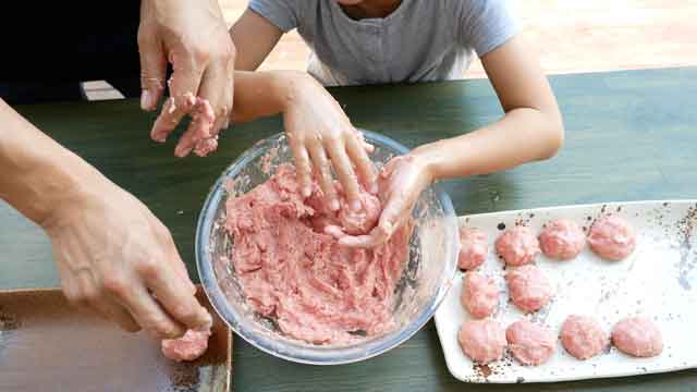 美味さ炸裂、甘酢あんかけの肉だんご