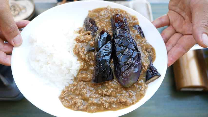 鉄フライパンでニンニクがガツンと効いた、ひき肉ナスカレー！