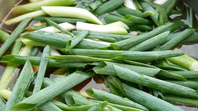 しみる旨味、九条ねぎと鶏もも肉の鶏ねぎ鍋