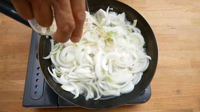  鉄フライパンで、合わせダシがしみる簡単玉子丼