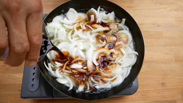  鉄フライパンで、合わせダシがしみる簡単玉子丼