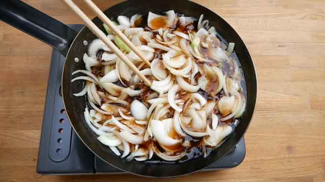  鉄フライパンで、合わせダシがしみる簡単玉子丼