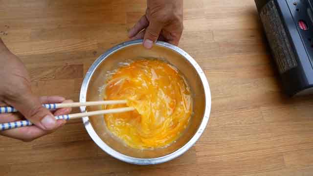  鉄フライパンで、合わせダシがしみる簡単玉子丼